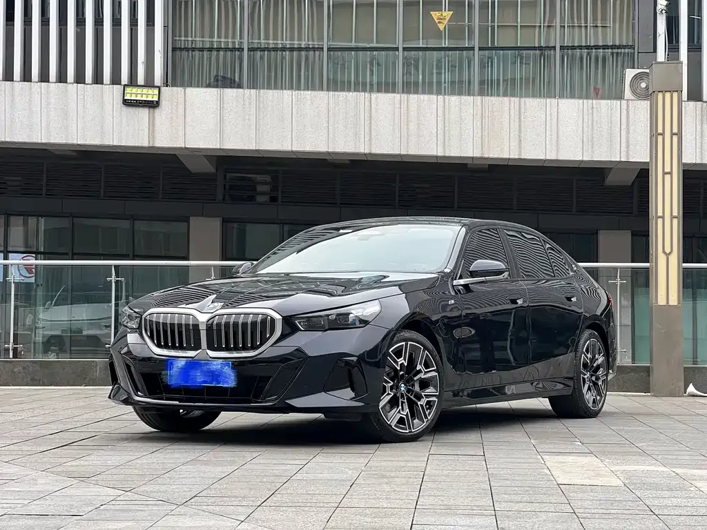 BMW 5 Series — фото 1