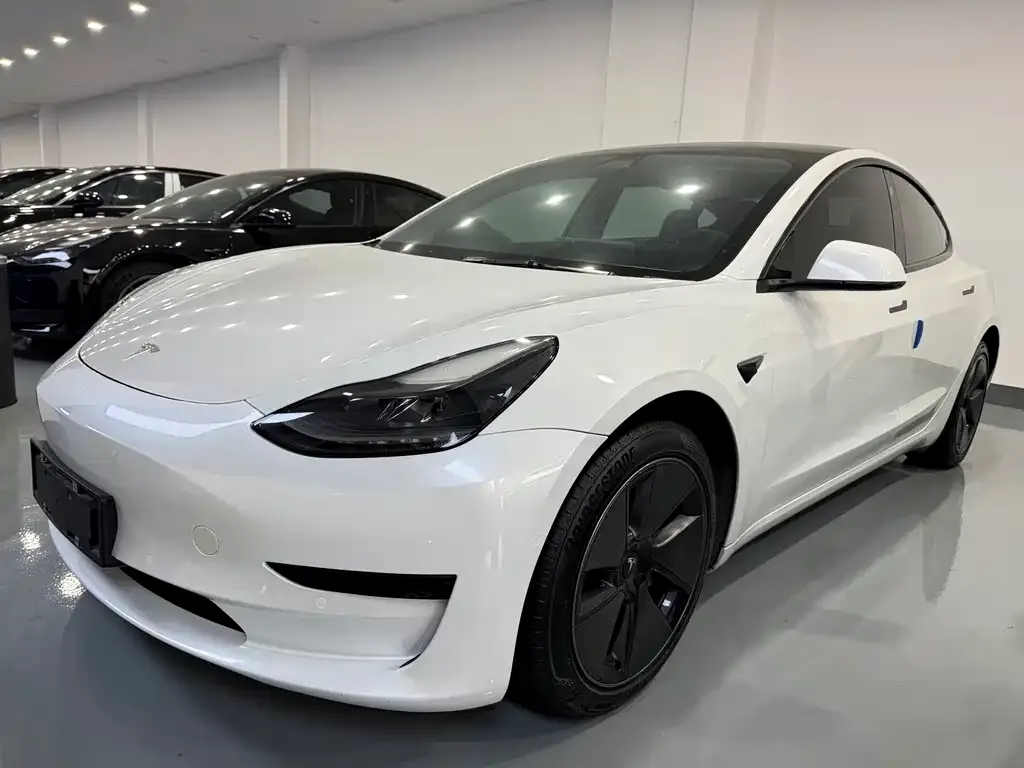 Tesla Model 3 — фото 1