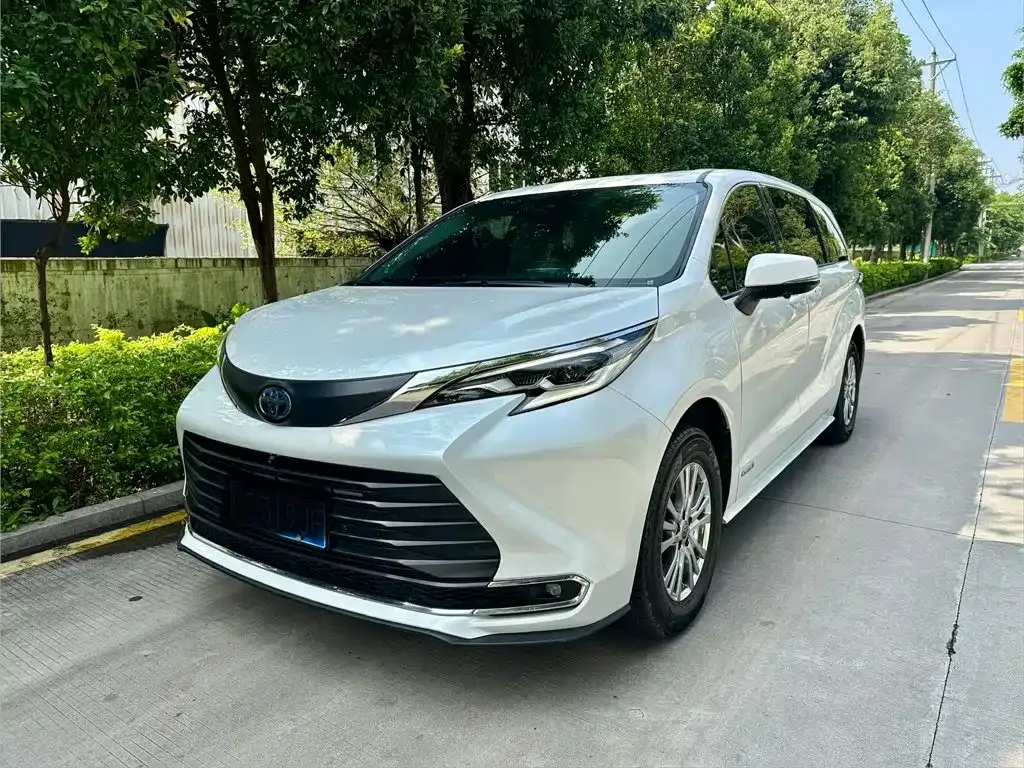 Toyota Sienna — фото 1