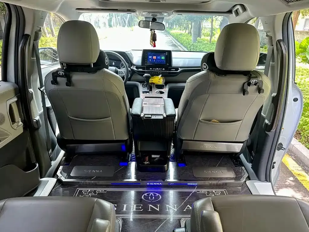 Toyota Sienna — фото 2