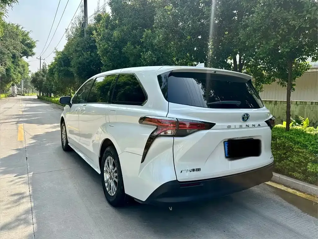 Toyota Sienna — фото 4