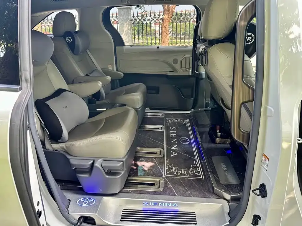 Toyota Sienna — фото 3