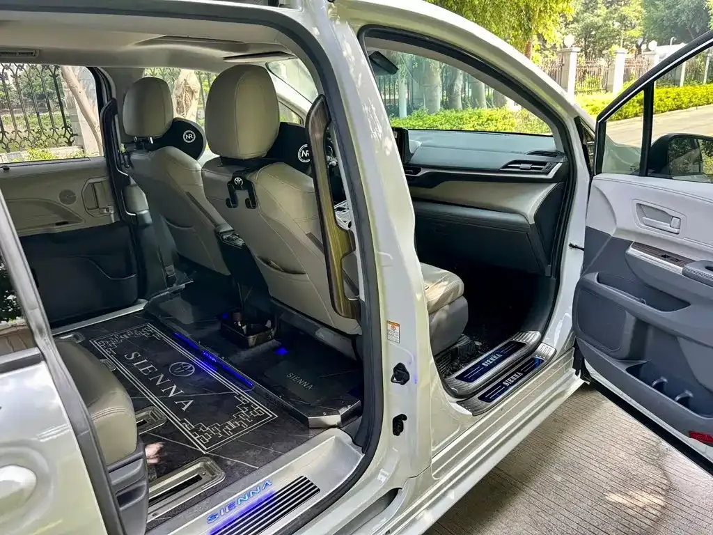 Toyota Sienna — фото 10