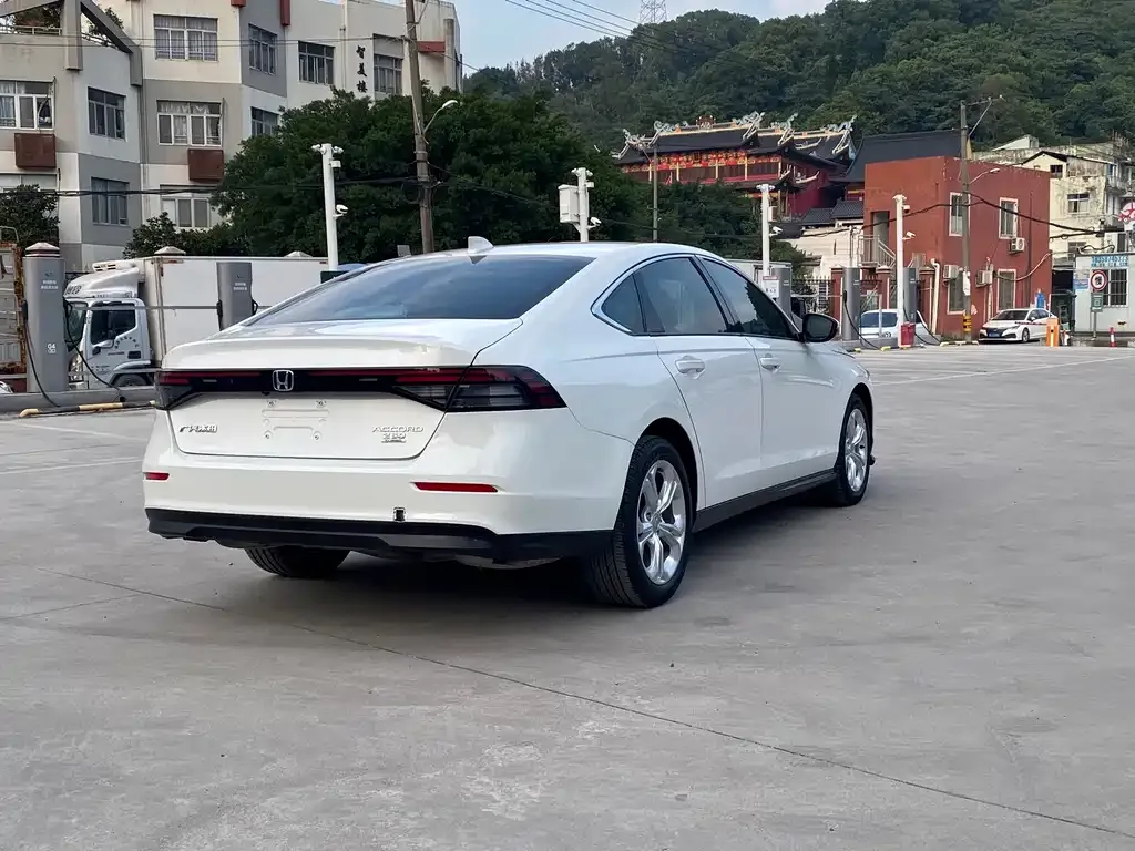 Honda Accord — фото 10
