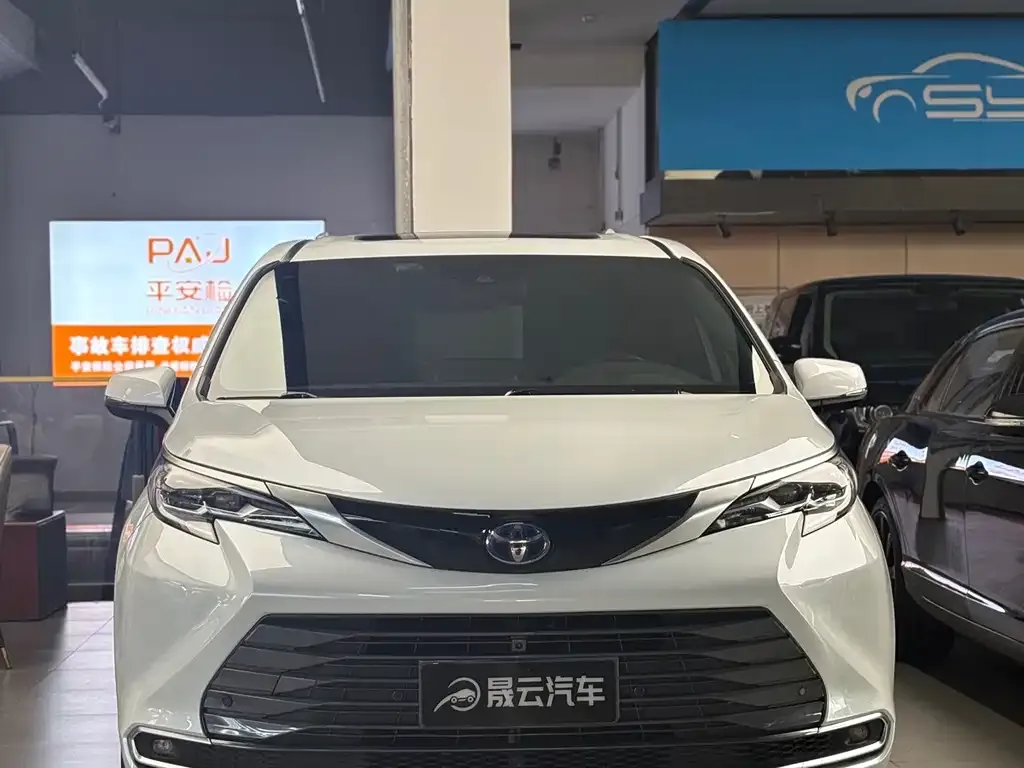 Toyota Sienna — фото 2