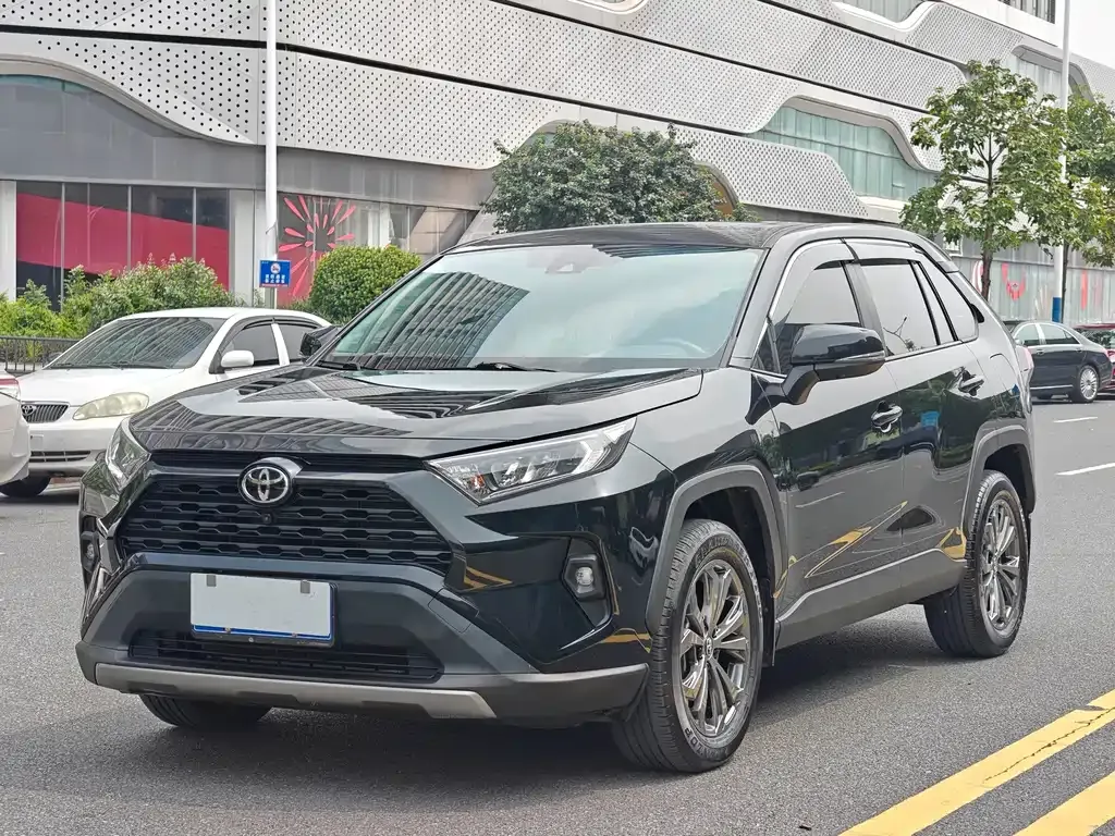 Toyota RAV4 — фото 1