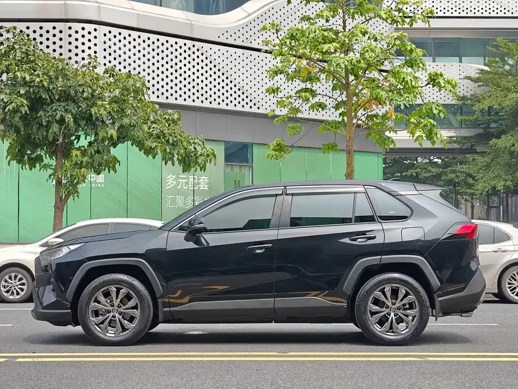 Toyota RAV4 — фото 8