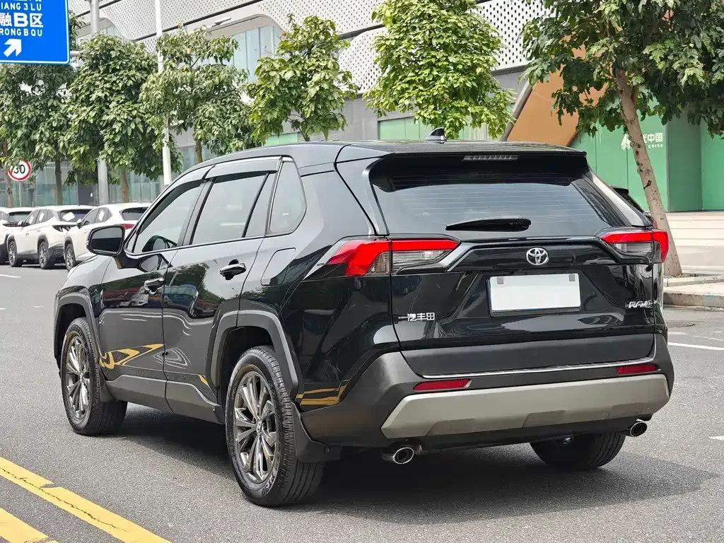 Toyota RAV4 — фото 5
