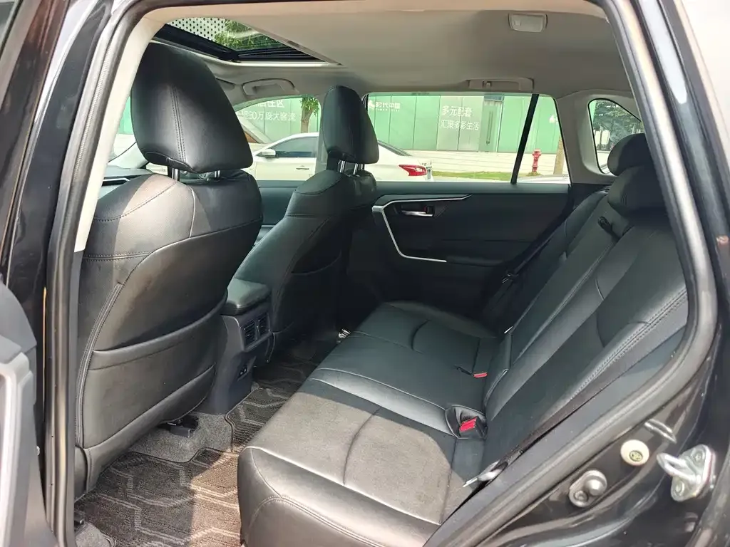 Toyota RAV4 — фото 6