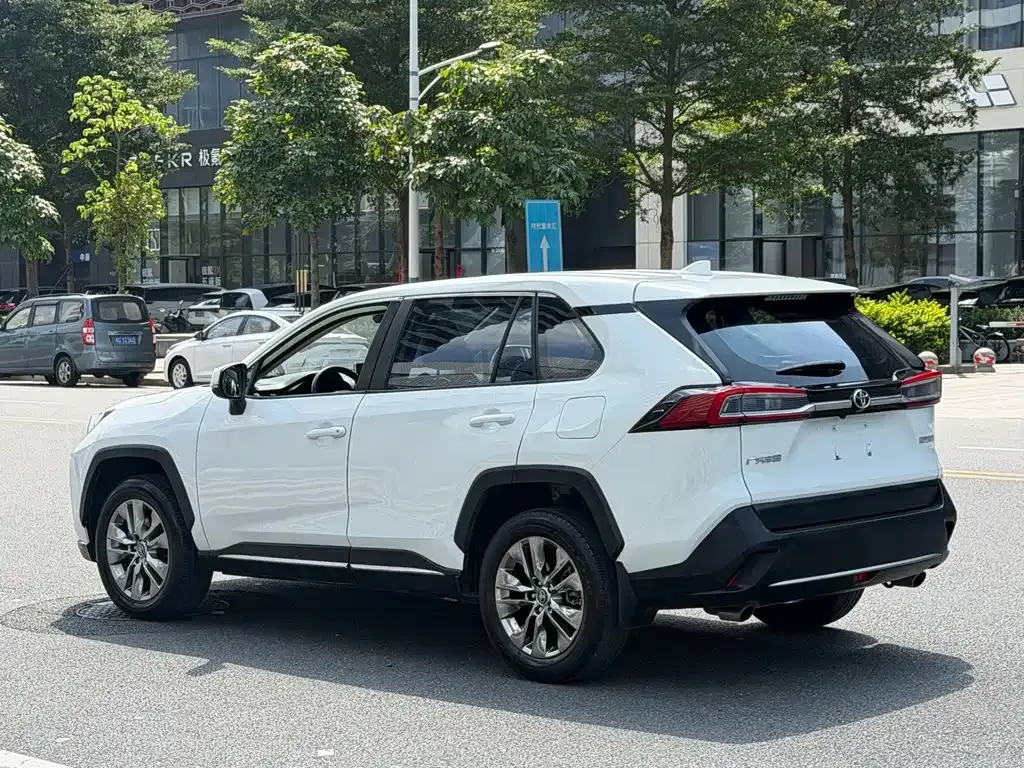 Toyota Wildlander — фото 10