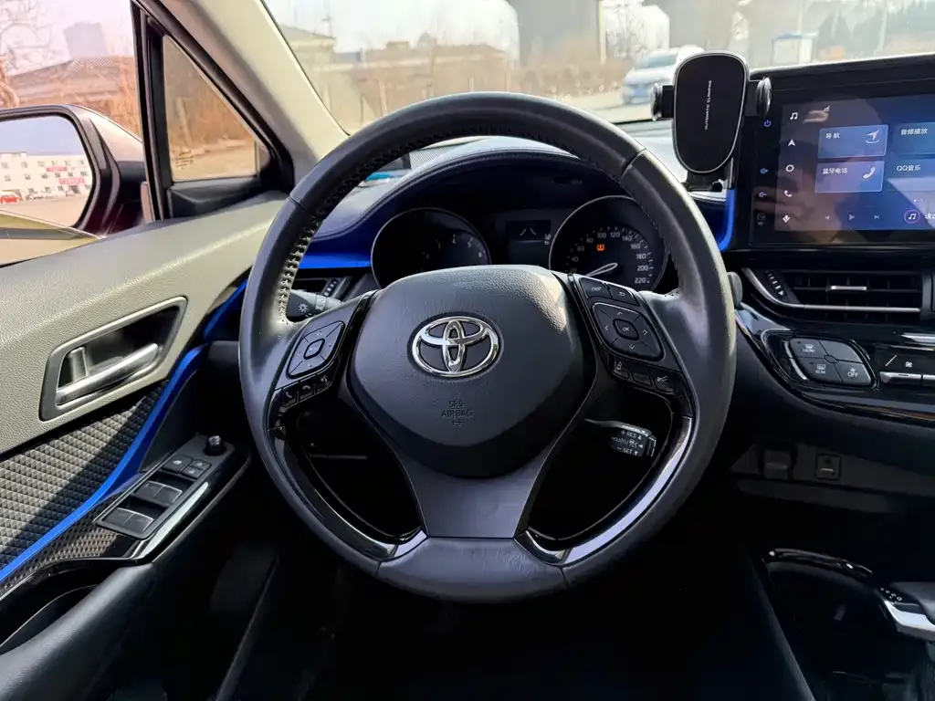 Toyota C-HR — фото 10