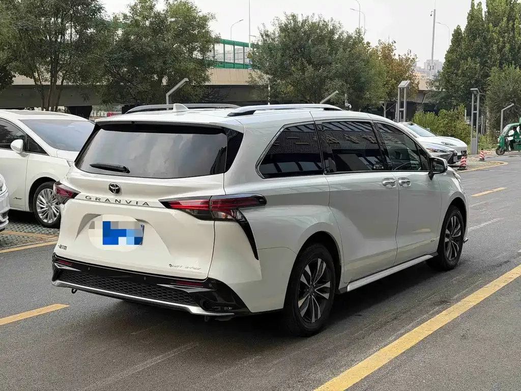 Toyota Granvia — фото 6