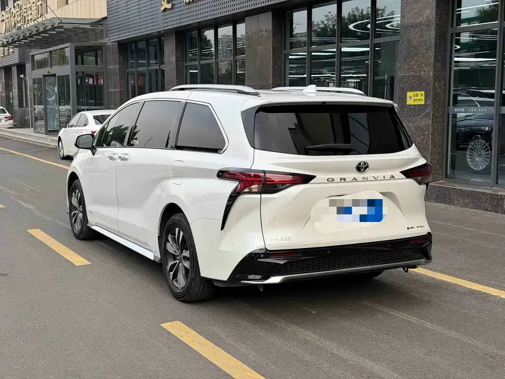 Toyota Granvia — фото 4