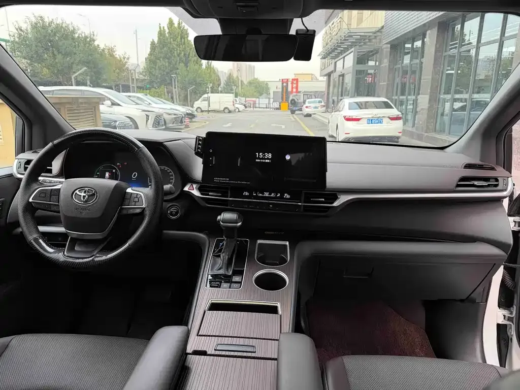 Toyota Granvia — фото 2