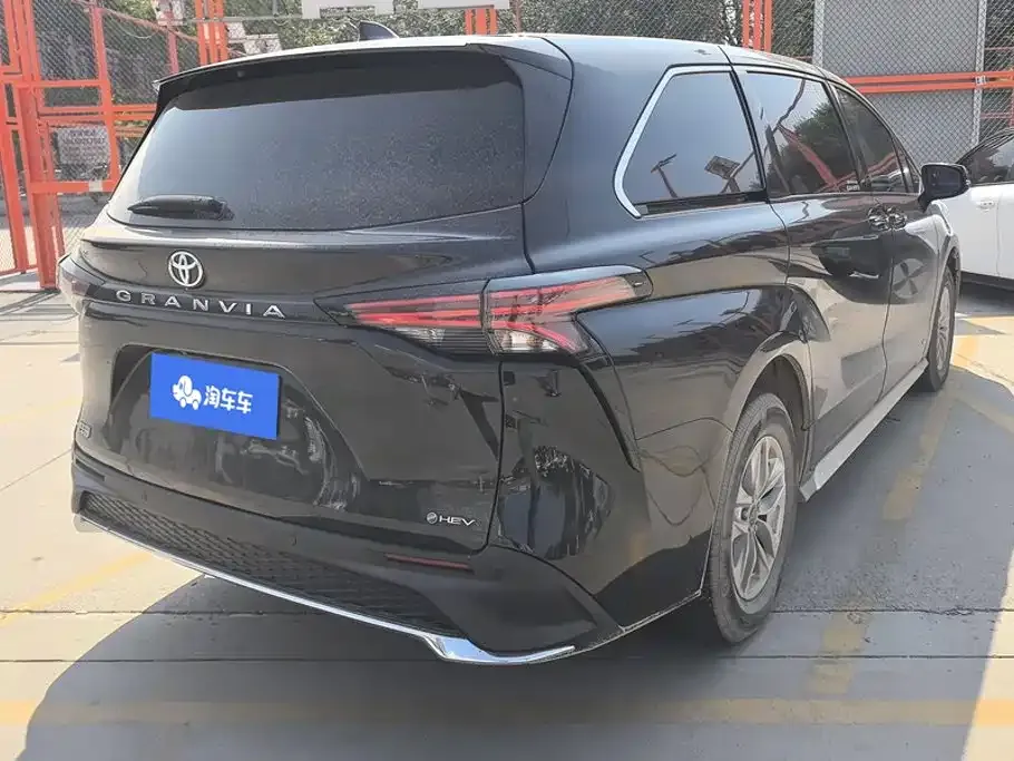 Toyota Granvia — фото 3