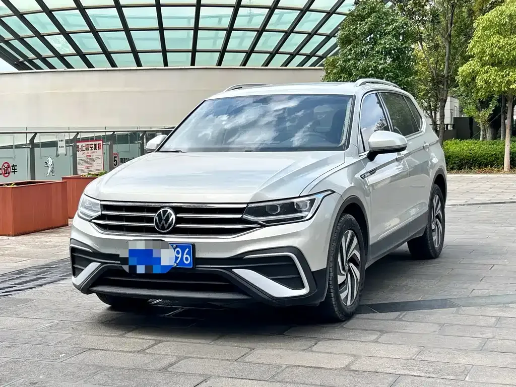 Volkswagen Tiguan L — фото 1
