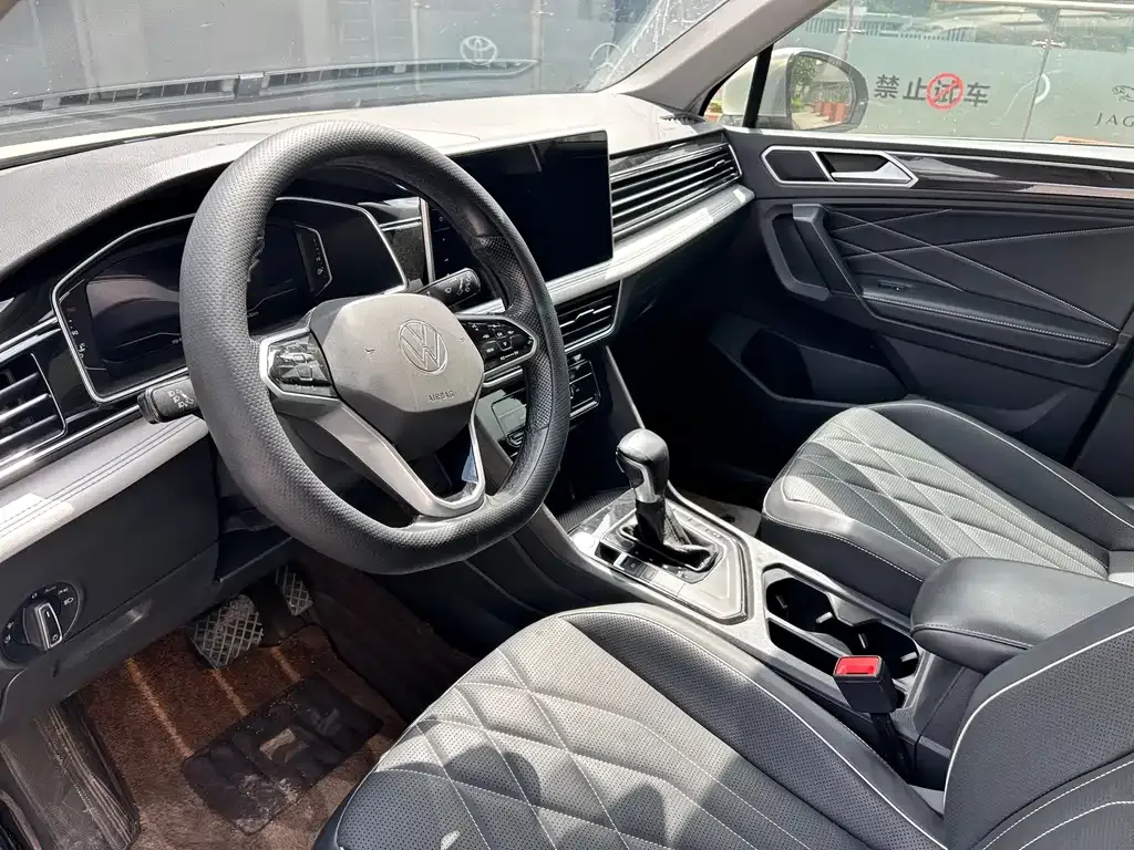 Volkswagen Tiguan L — фото 9