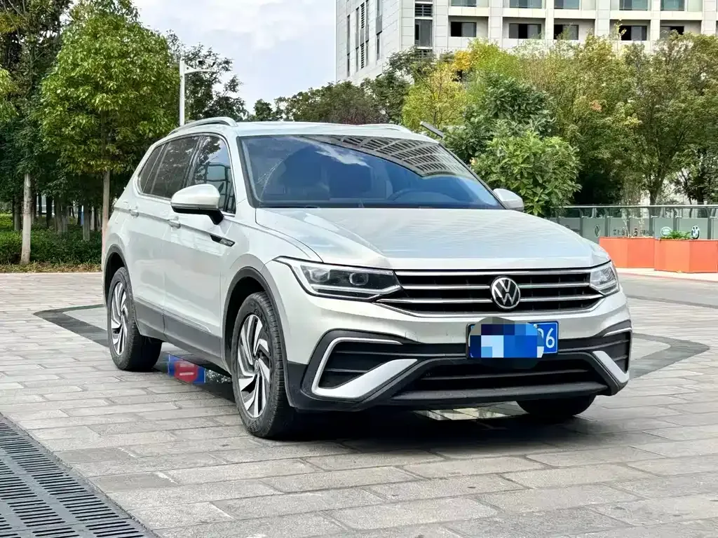 Volkswagen Tiguan L — фото 10