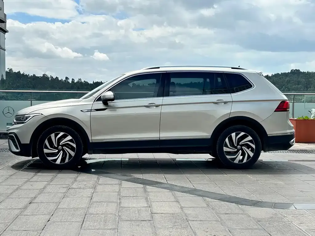 Volkswagen Tiguan L — фото 8