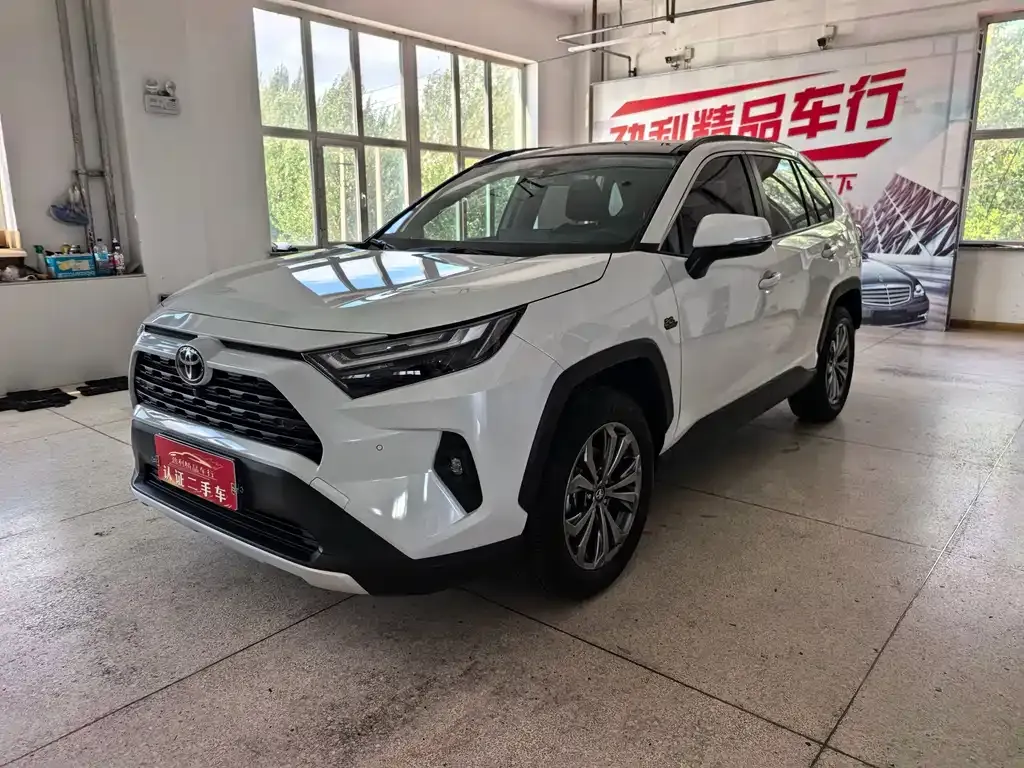 Toyota RAV4 — фото 1
