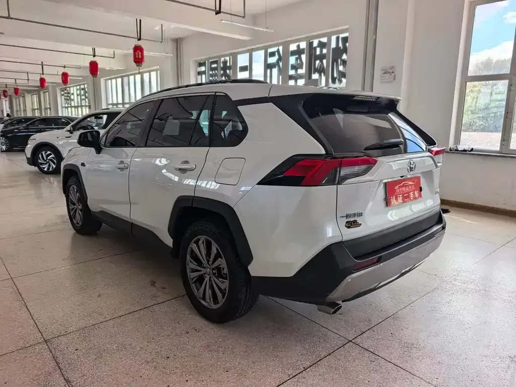 Toyota RAV4 — фото 8