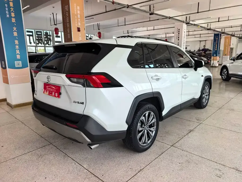 Toyota RAV4 — фото 4