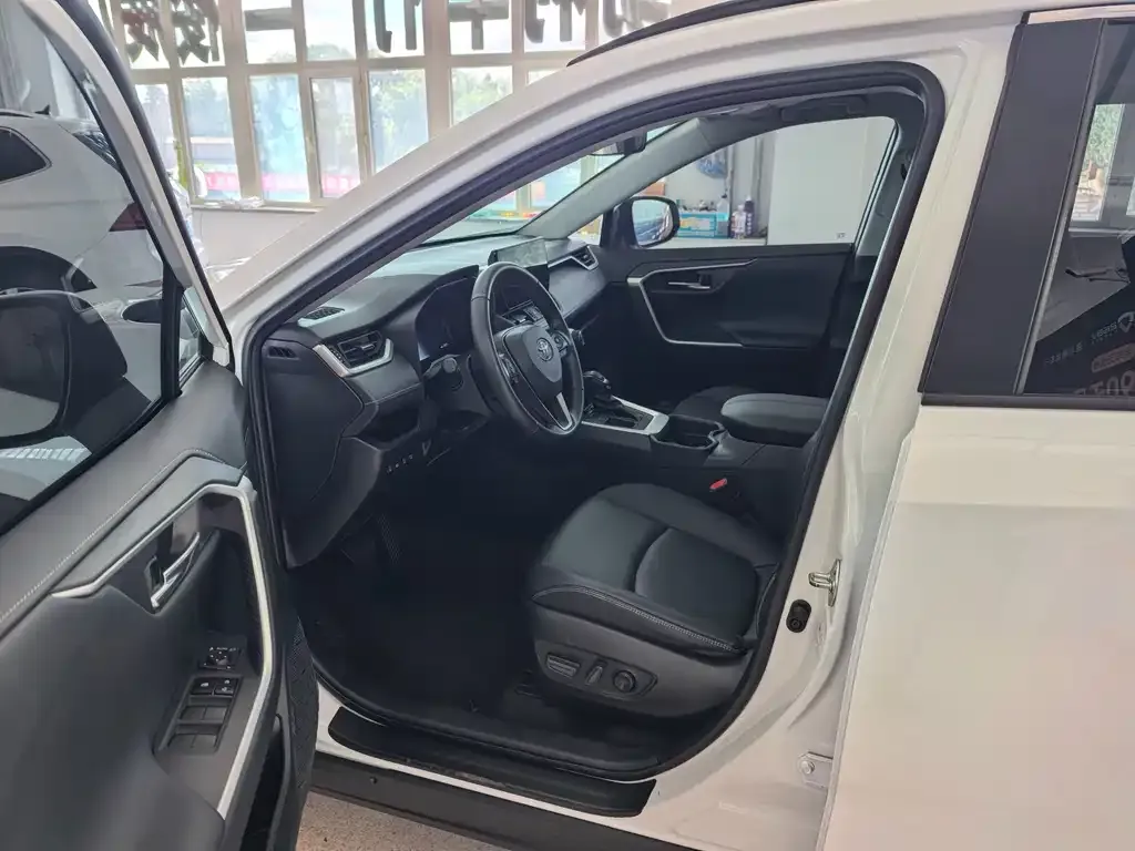 Toyota RAV4 — фото 3