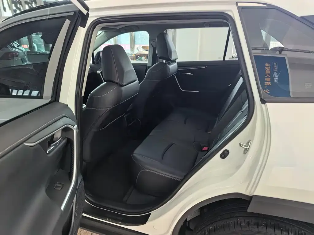 Toyota RAV4 — фото 5