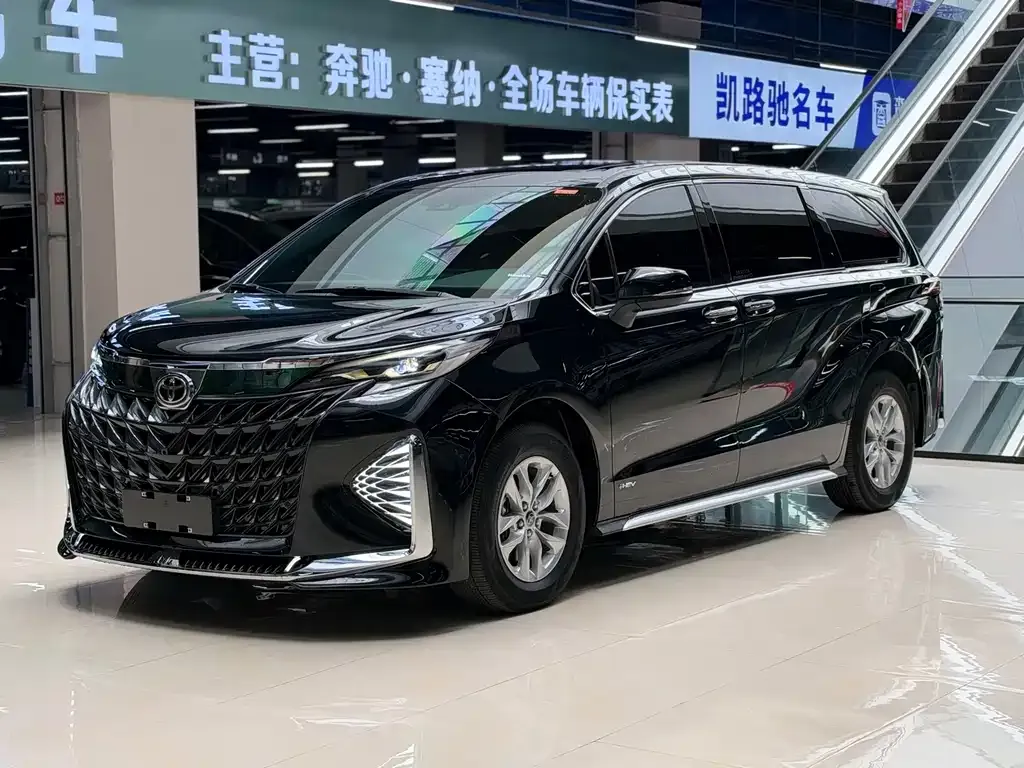 Toyota Granvia — фото 1