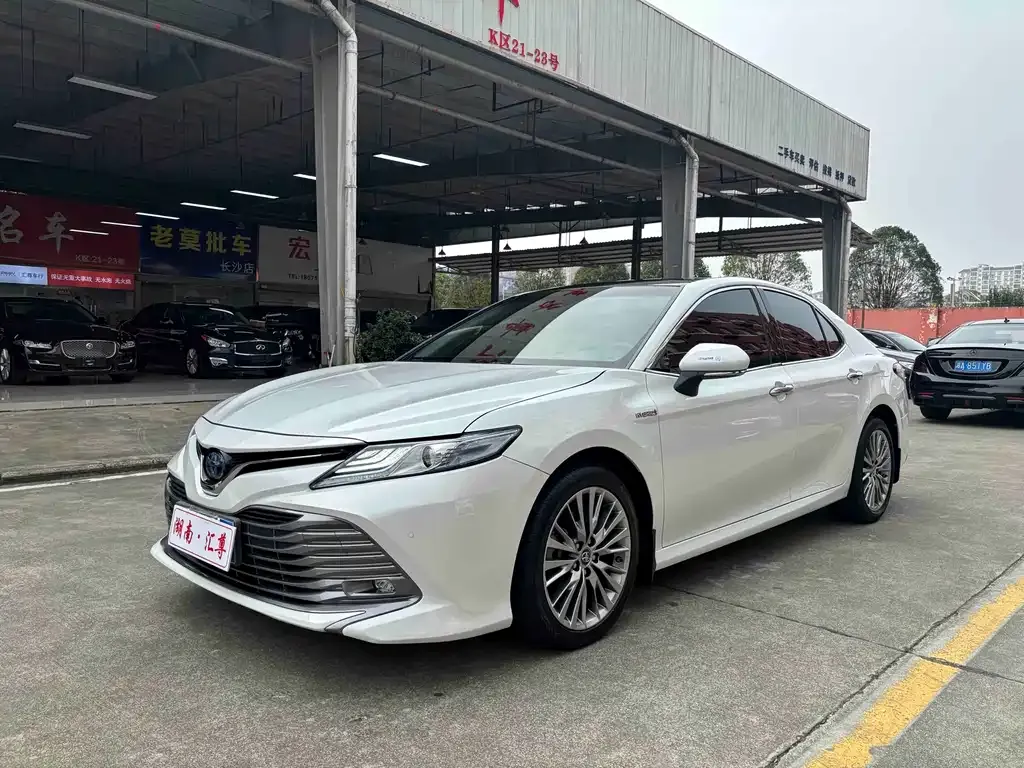 Toyota Camry — фото 1