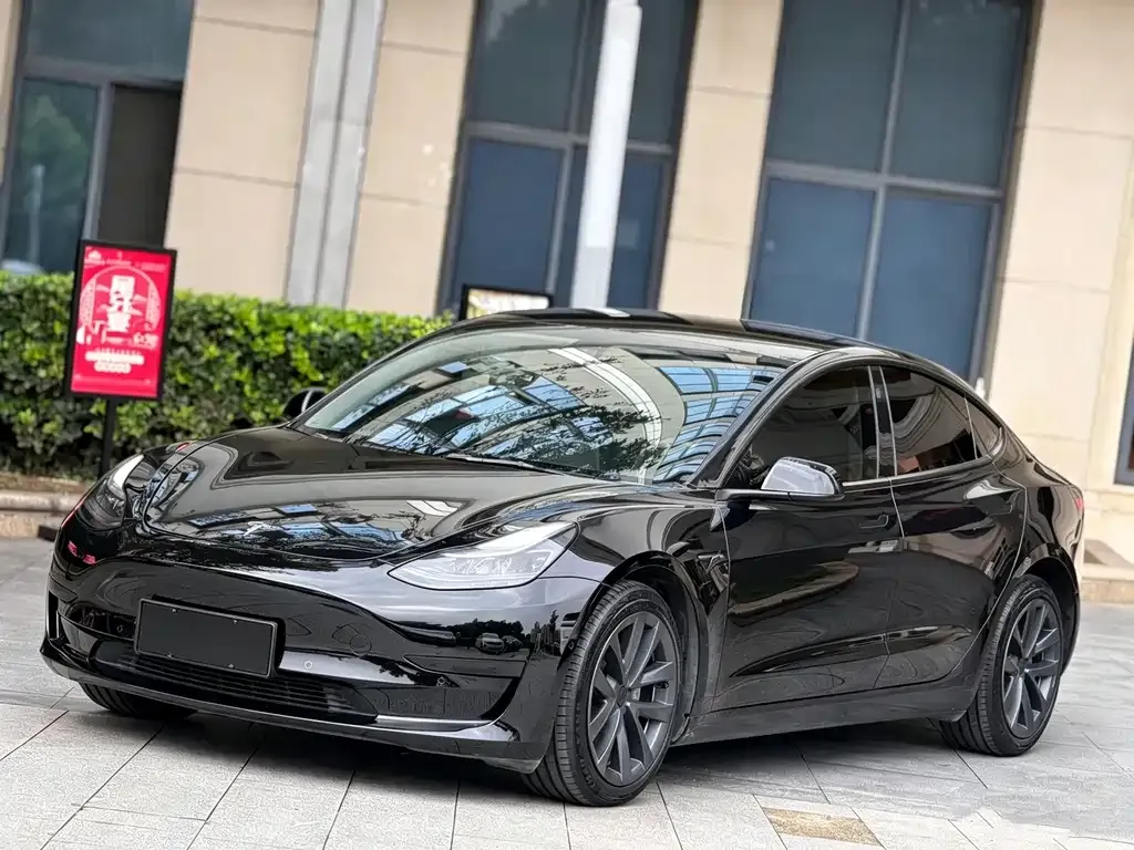 Tesla Model 3 — фото 1