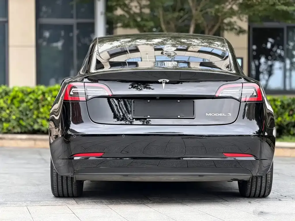 Tesla Model 3 — фото 3