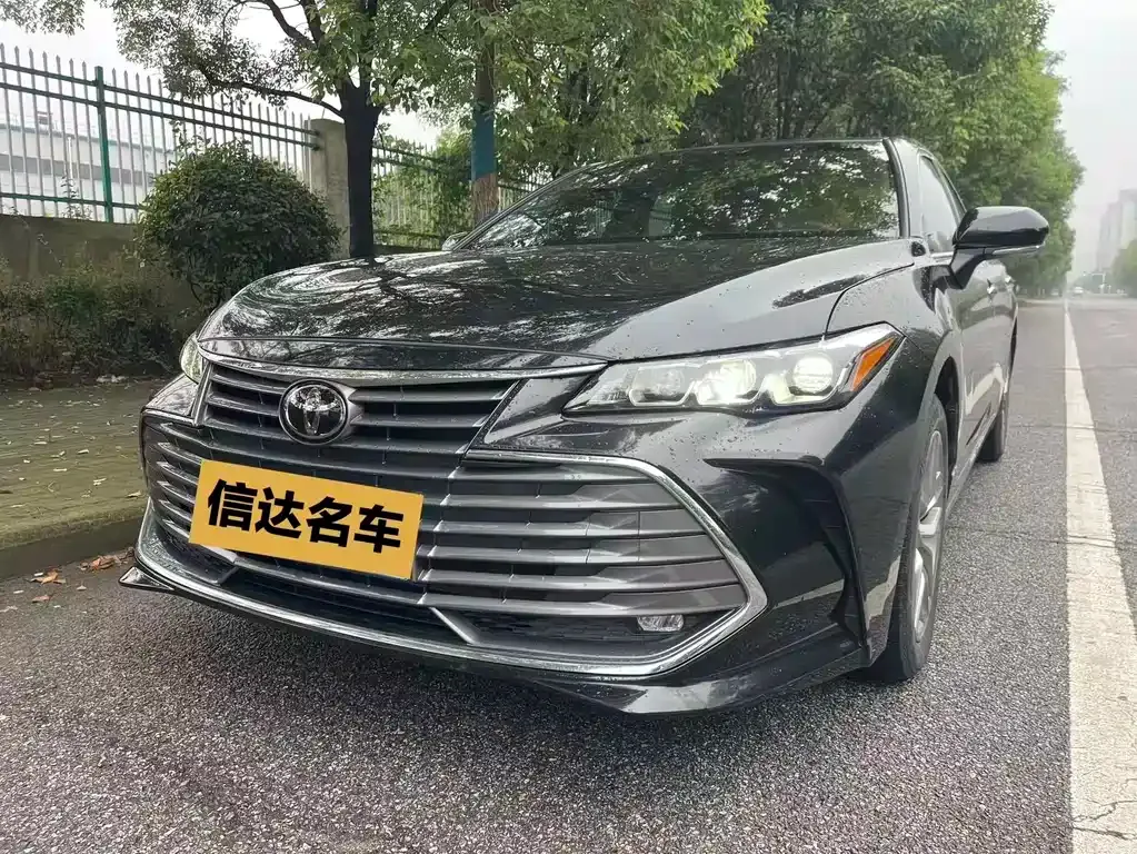 Toyota Avalon — фото 1