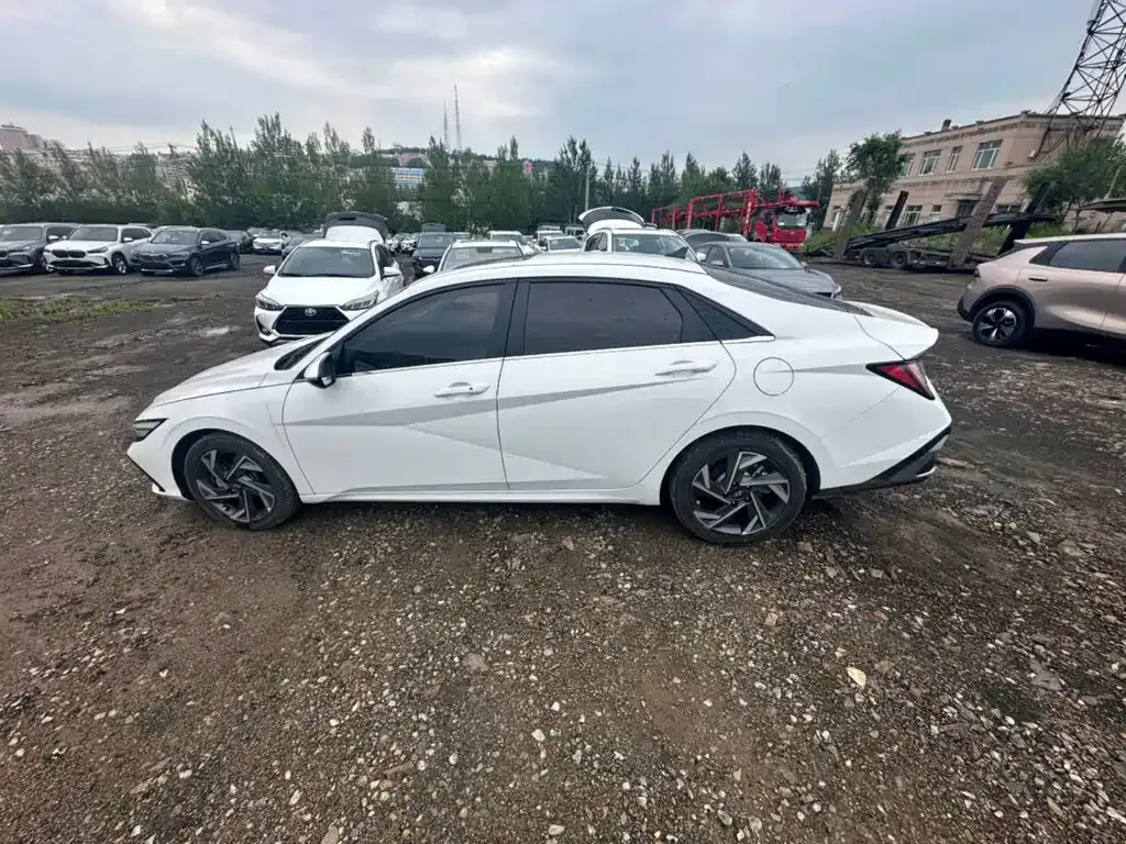 Hyundai Elantra — фото 2
