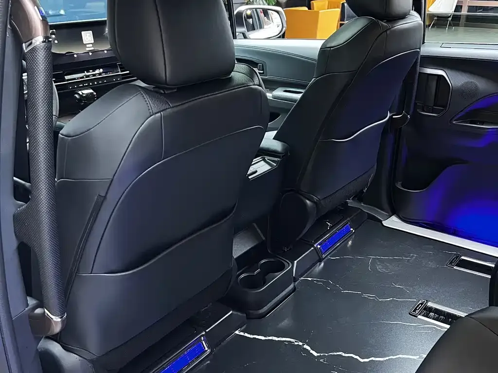 Toyota Granvia — фото 4