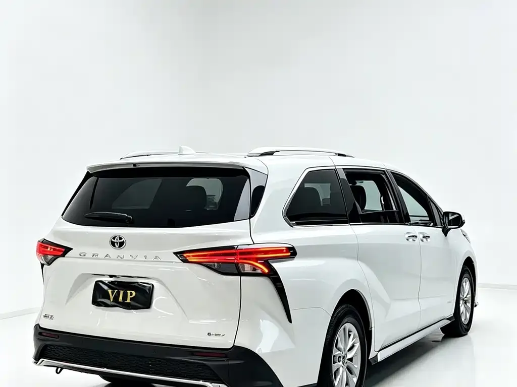 Toyota Granvia — фото 8