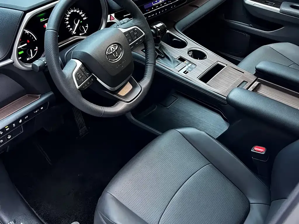 Toyota Granvia — фото 5