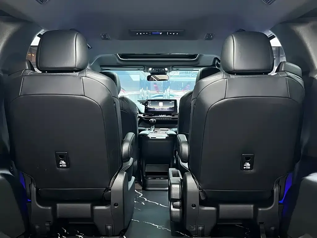 Toyota Granvia — фото 2