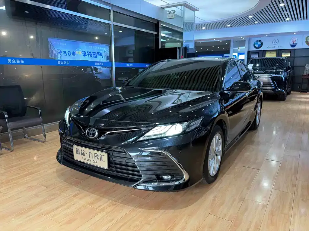 Toyota Camry — фото 2