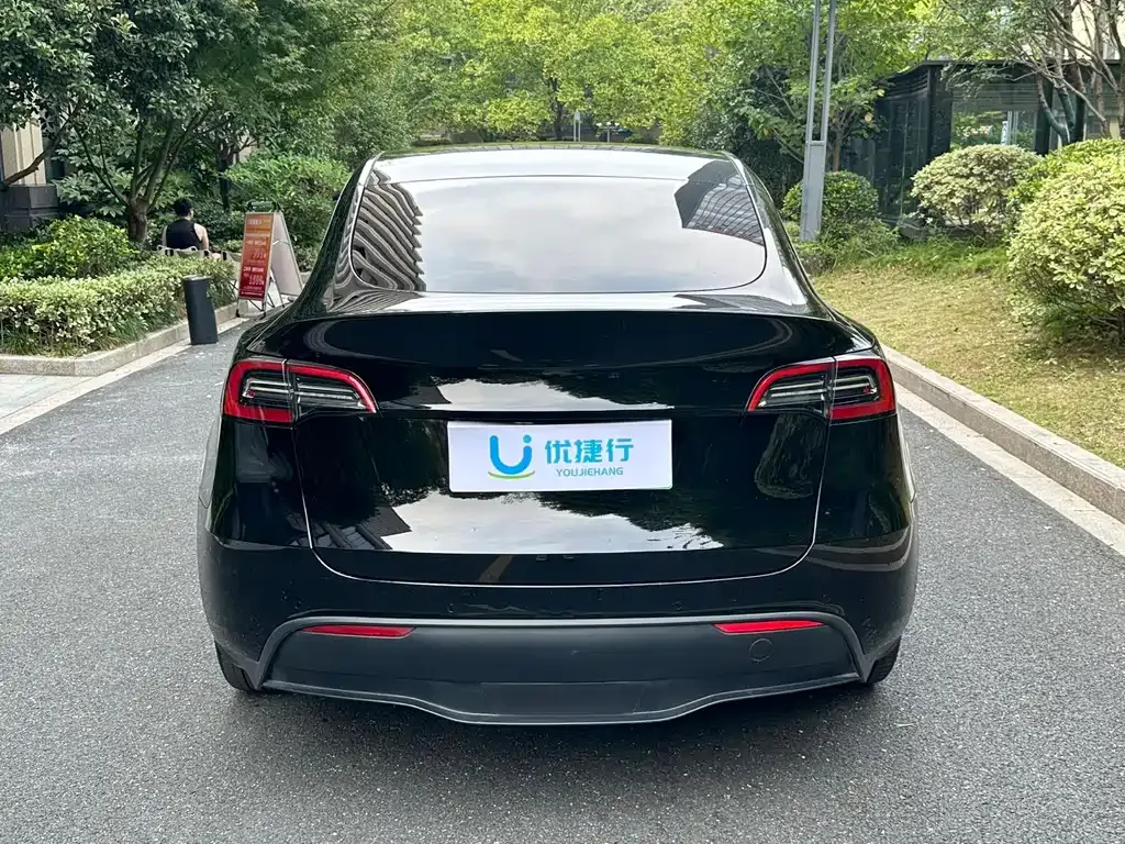Tesla Model Y — фото 9
