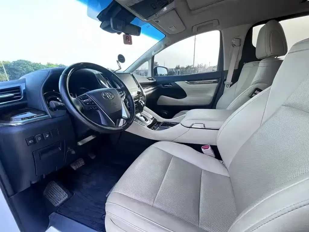 Toyota Alphard — фото 2