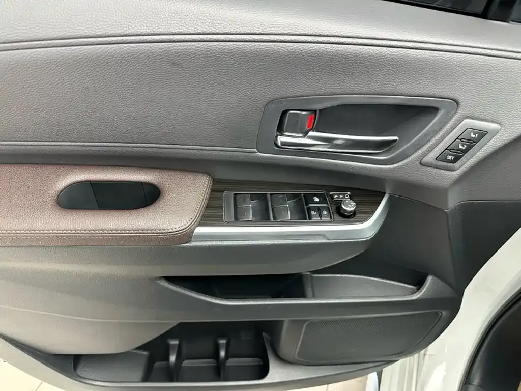Toyota Granvia — фото 2