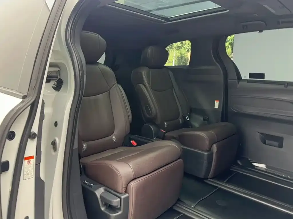 Toyota Granvia — фото 1