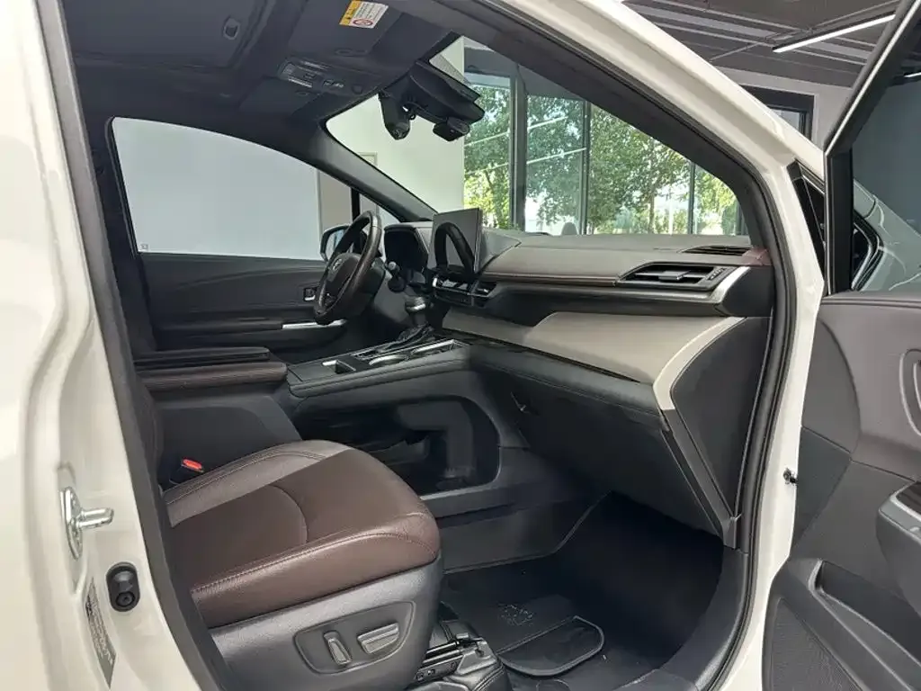 Toyota Granvia — фото 7
