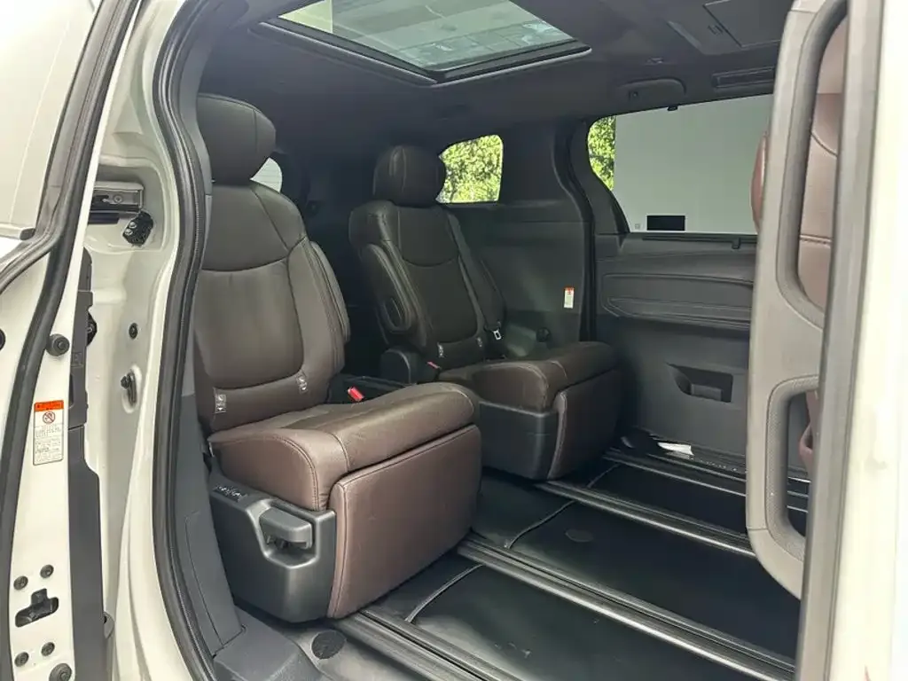 Toyota Granvia — фото 5