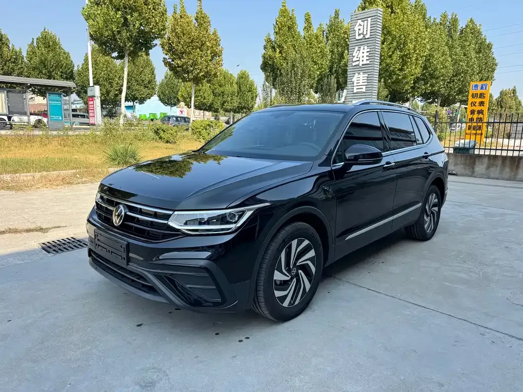 Volkswagen Tiguan L — фото 1