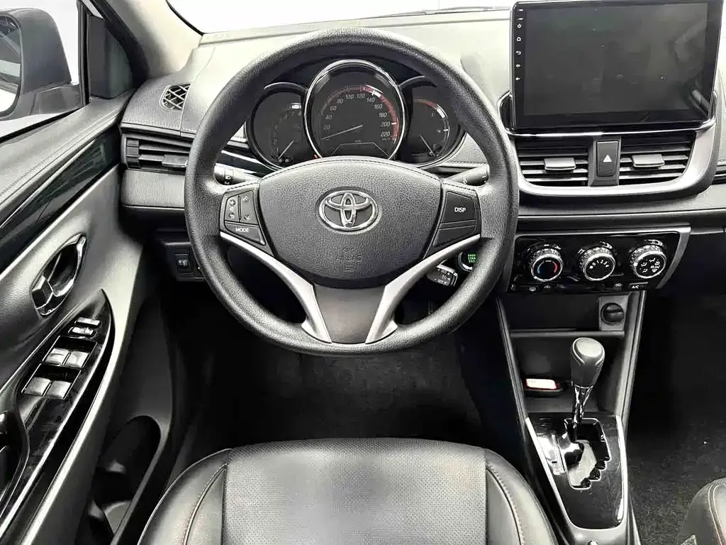 Toyota Yaris L — фото 10