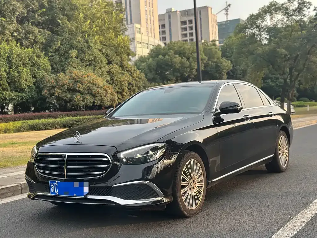 Mercedes-Benz E-Class — фото 1