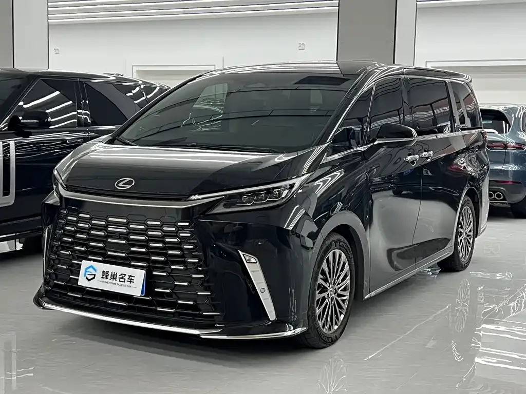 Lexus LM — фото 1