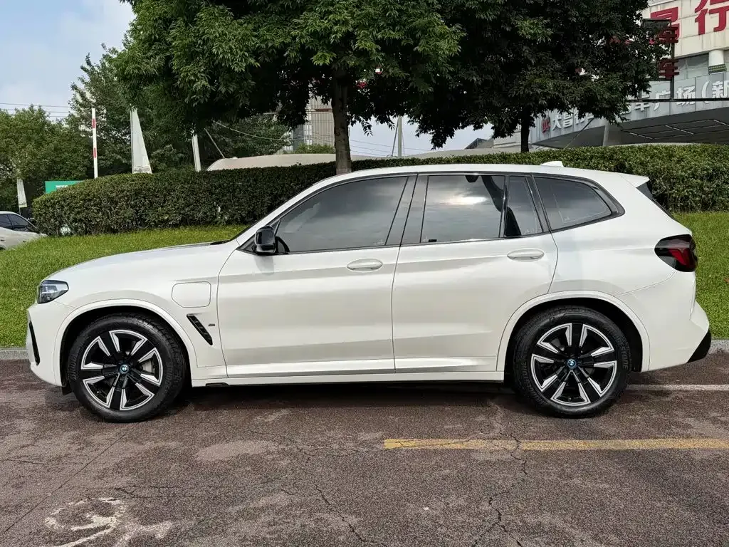 BMW iX3 — фото 9